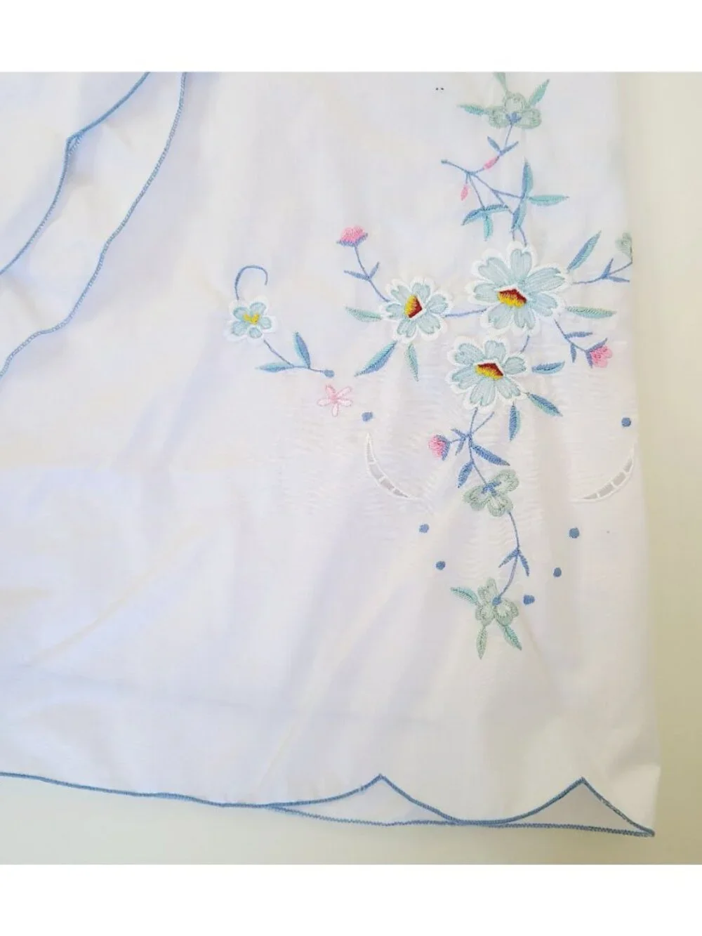 Vintage Linen Tablecloth Peacock Set With Embroidered Daisies Perma Press *READ*